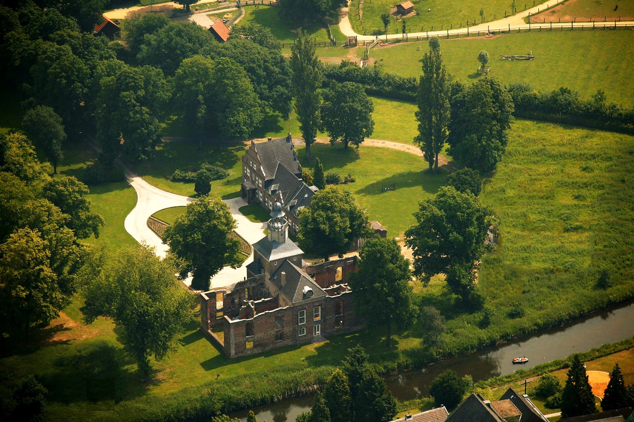 Dronenaufnahme Schlosspark Hertefeld