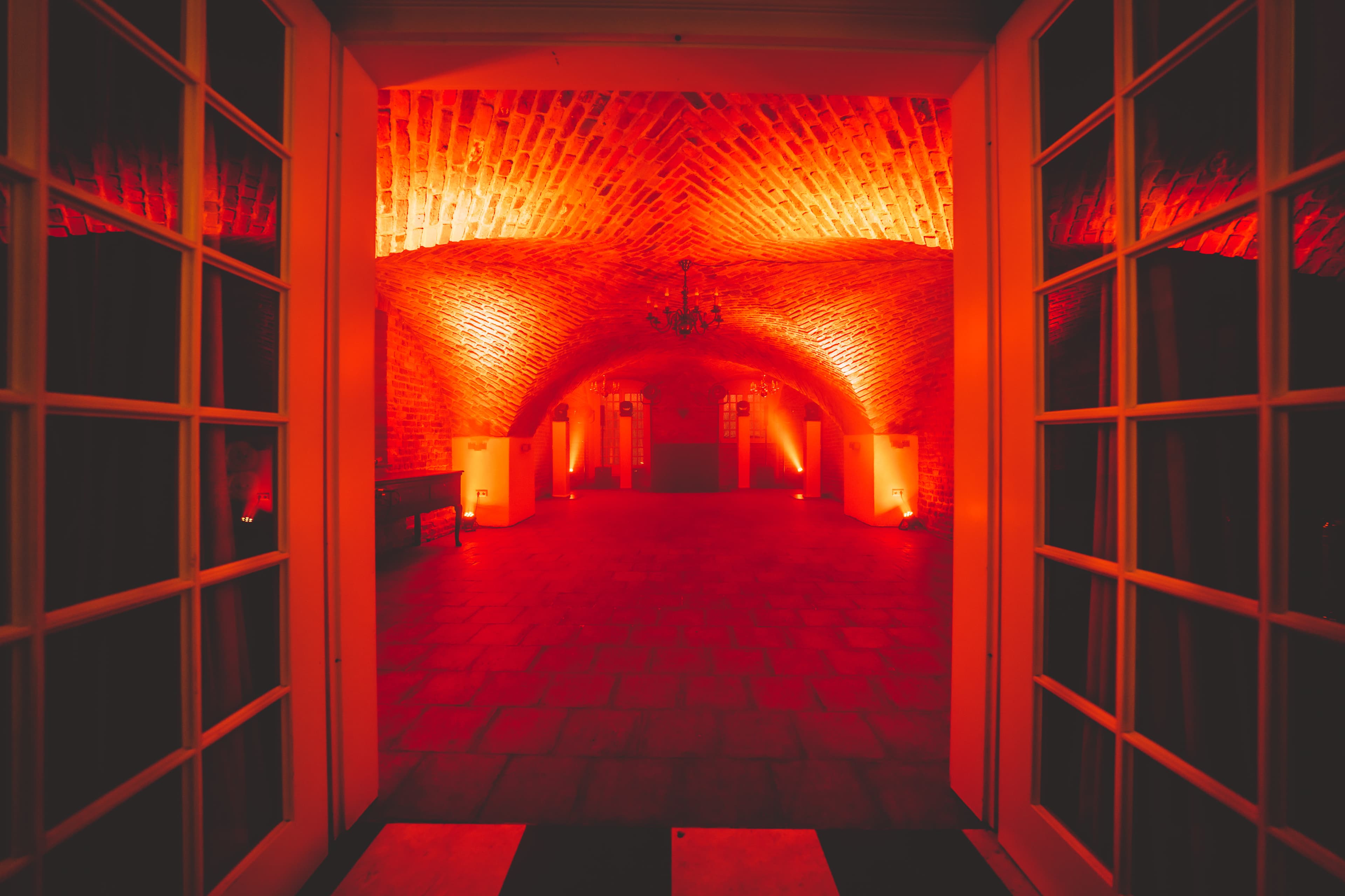 Firmenfeier im Schloss Hertefeld mit roten Innenbeleuchtungen