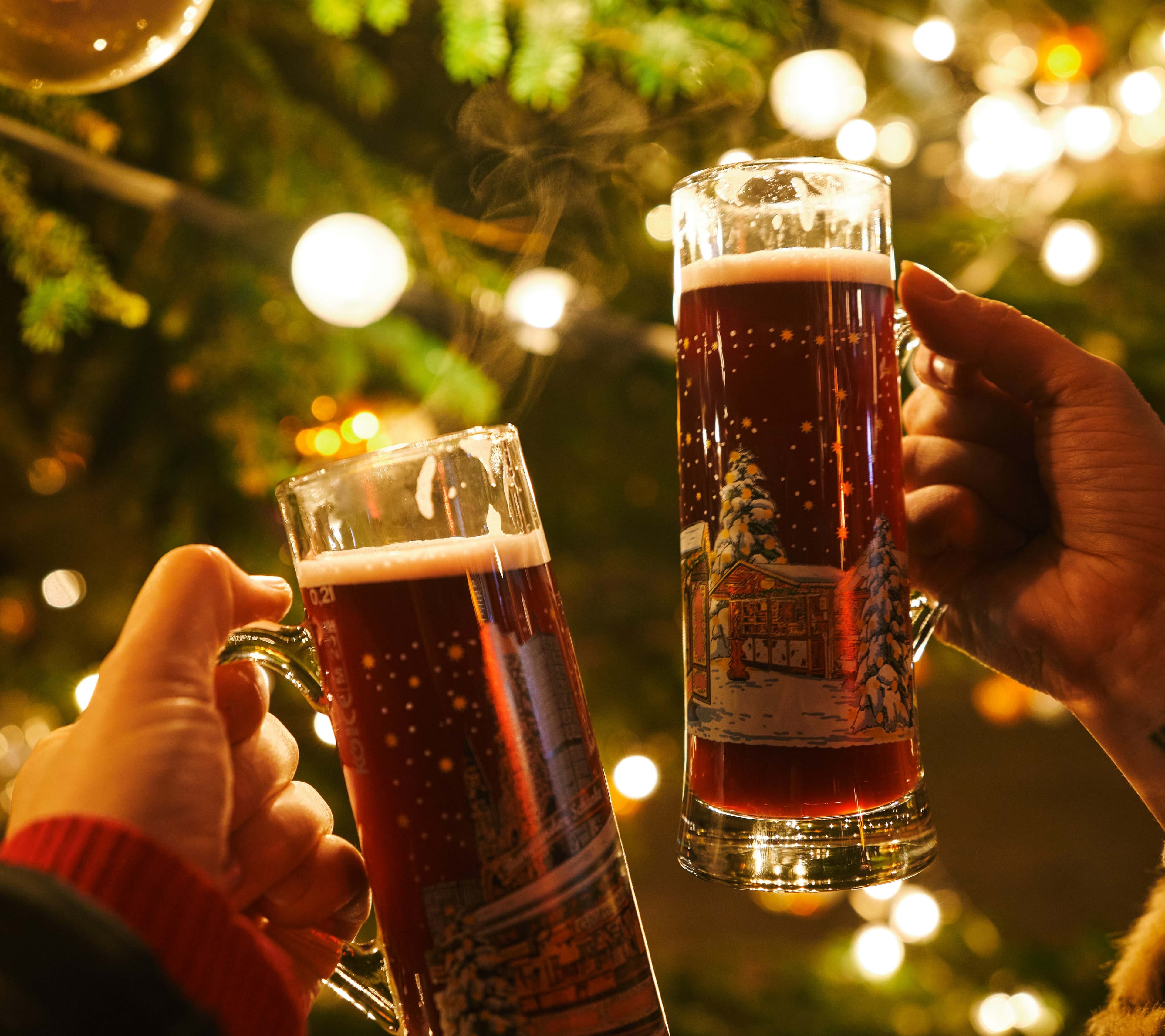 Zwei Leute stoßen mit Glühwein an
