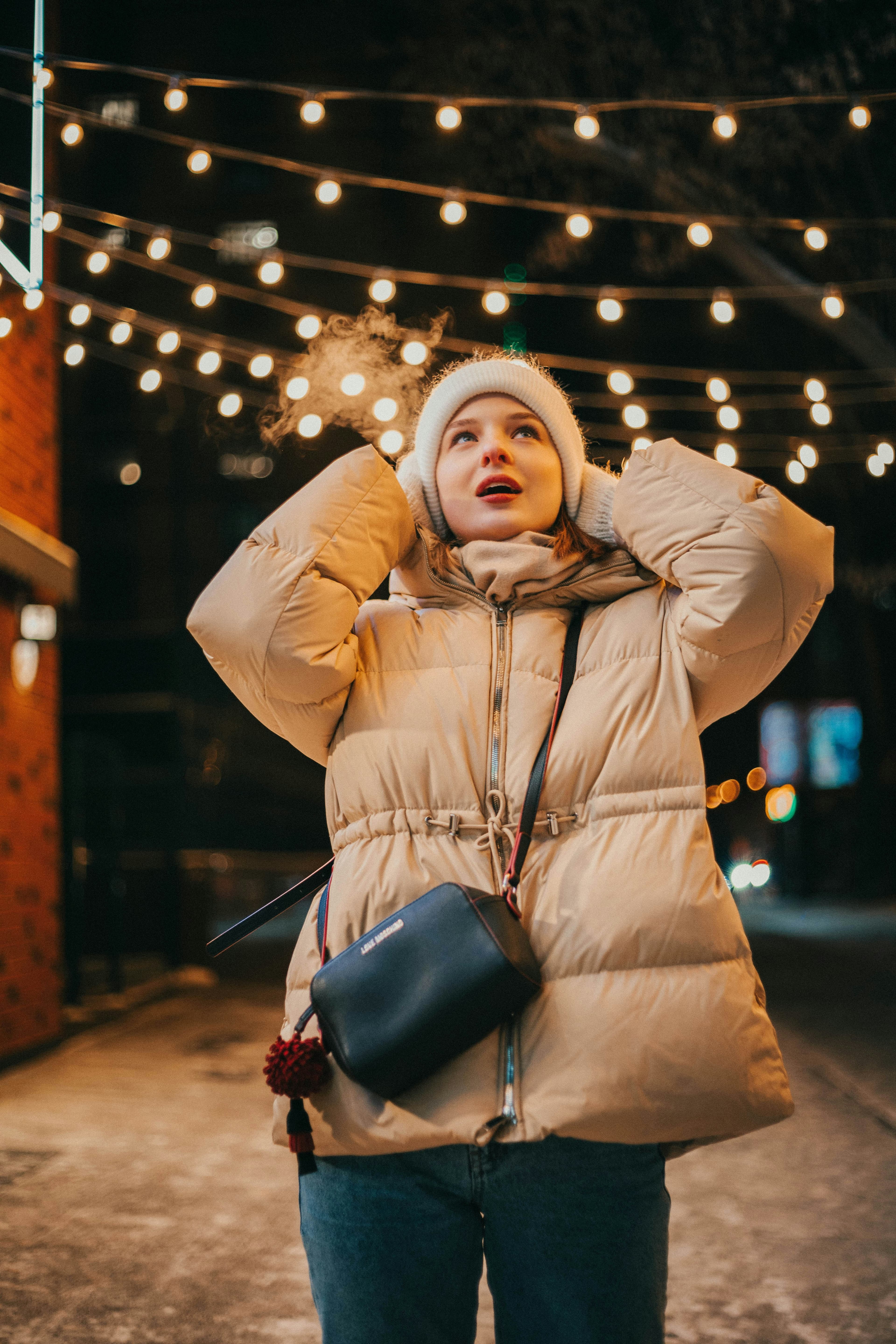 Frau mit Mütze staunt mit funkelnden Augen auf das Winterleuchten Event