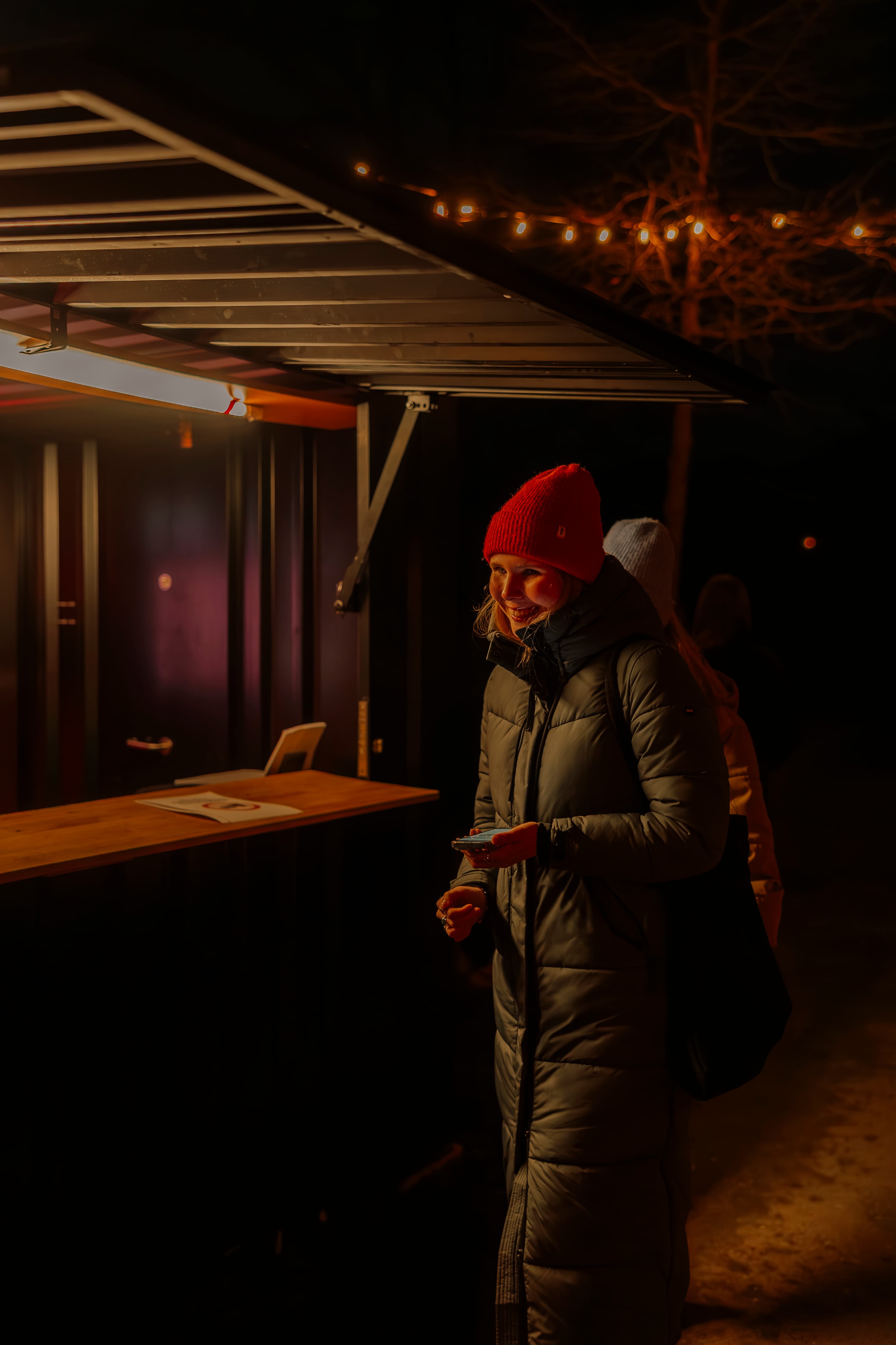 Frau mit Mütze staunt mit funkelnden Augen auf das Winterleuchten Event